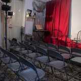 Ci ritroviamo cos� in una stanza dove sono sistemate una quarantina di sedie poste davanti a una pedana che funge da palco